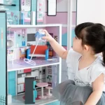 Shtëpi kukullash prej druri Olivia's Little World Barcelona me 4 kate dhe 10 aksesorë kukullash